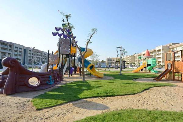 Spielplatz im Pickalbatros White Beach Resort mit verschiedenen Rutschen und Spielgeräten.