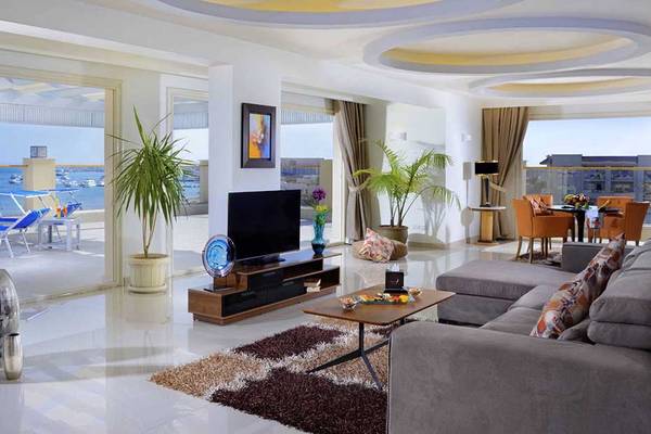 Wohnzimmer des Pickalbatros White Beach Resort mit Blick auf das Meer und moderne Einrichtung.