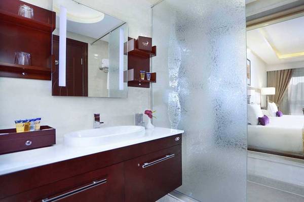 Badezimmer-Ansicht des Pickalbatros White Beach Resort Hotelzimmers mit Waschbecken und Spiegel.