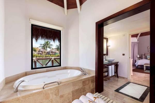 Badezimmer im Grand Palladium White Sand Resort & Spa mit Badewanne und Ausblick auf die Umgebung.