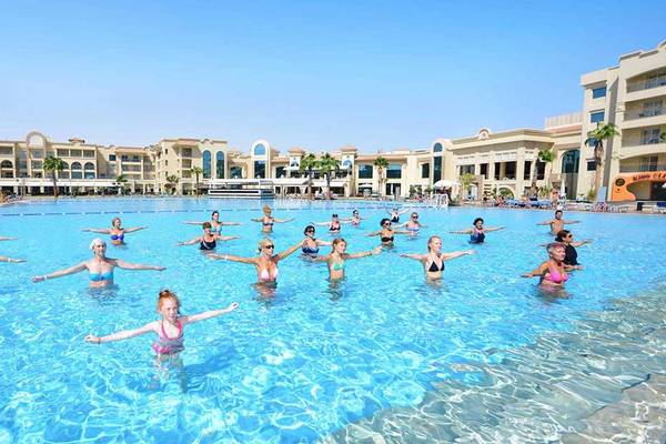 Gruppe von Menschen, die im großen Pool des Pickalbatros White Beach Resort Aqua-Gymnastik machen.