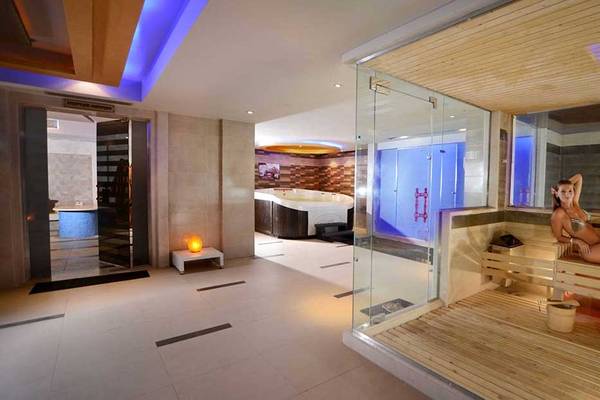 Im Pickalbatros White Beach Resort befindet sich ein moderner Saunabereich mit Glaswänden und Holzbänken.