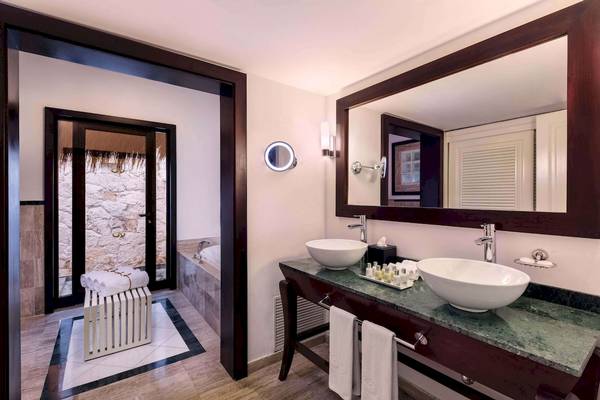 Badezimmer im Grand Palladium White Sand Resort & Spa mit zwei Waschbecken und einem großen Spiegel.