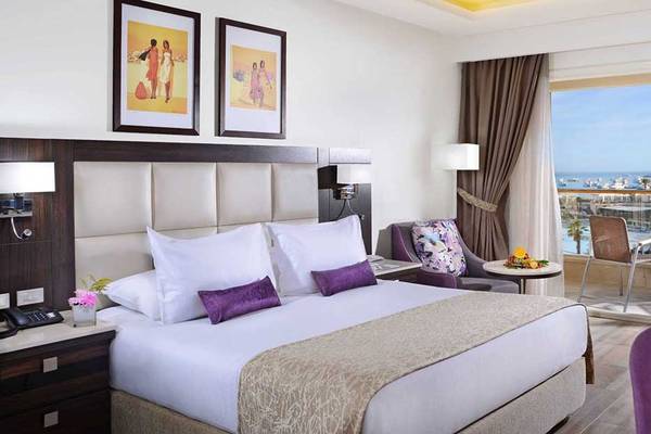 Ein elegantes Hotelzimmer im Pickalbatros White Beach Resort mit Blick auf das Meer.