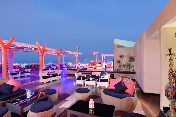 Loungebereich des Pickalbatros White Beach Resort mit Möbeln und Beleuchtung.