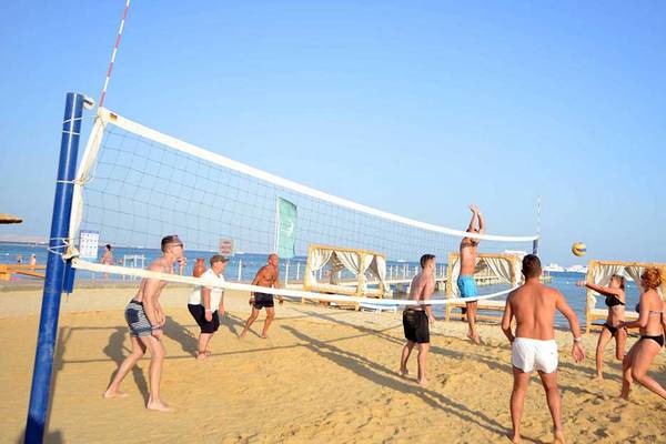 Gruppe von Männern und Frauen spielt Volleyball am Strand des Pickalbatros White Beach Resort