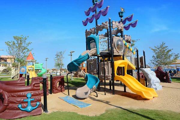 Spielplatz im Pickalbatros White Beach Resort mit einem Piratenschiff und Rutschen