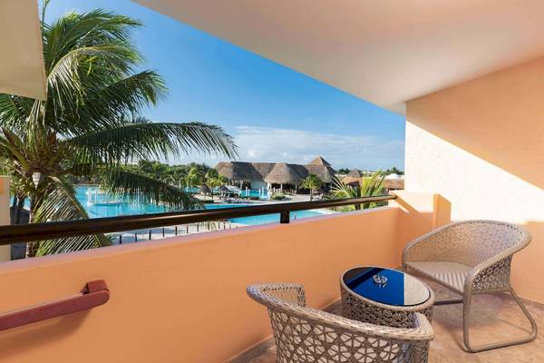 Blick von der Terrasse des Grand Palladium White Sand Resort & Spa auf den Pool