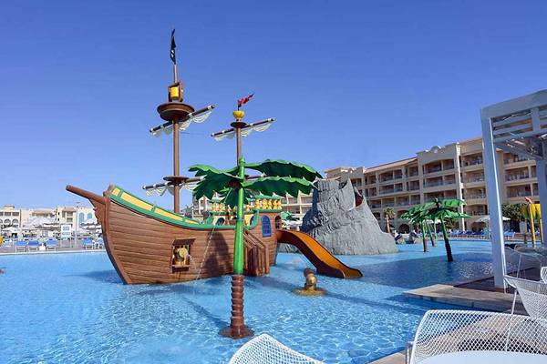Wasserspielplatz im Pickalbatros White Beach Resort mit Piratenschiff, Rutsche und Palmen