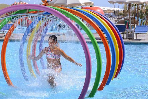 Frau im Pickalbatros White Beach Resort Pool beim Spielen mit Wasserschlauch