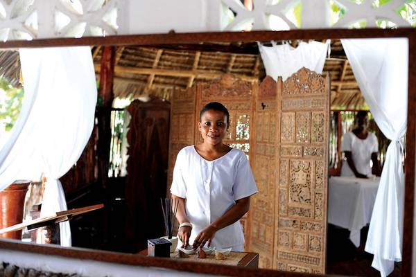 Therapeutin im Spiegel im Neptune Pwani Beach Resort & Spa