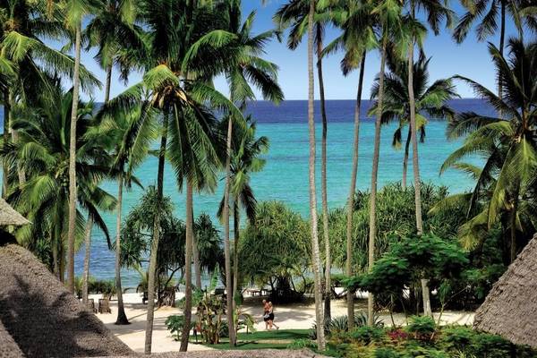 Außenansicht des Neptune Pwani Beach Resort & Spa mit Palmen und Strand