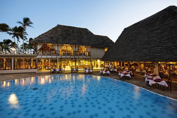 Außenansicht des Swimmingpools am Neptune Pwani Beach Resort & Spa