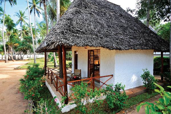 Hütte im Neptune Pwani Beach Resort mit Strohdach und Veranda