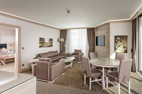 Hotelsuite mit Sitzecke und Balkon im Miracle Resort.