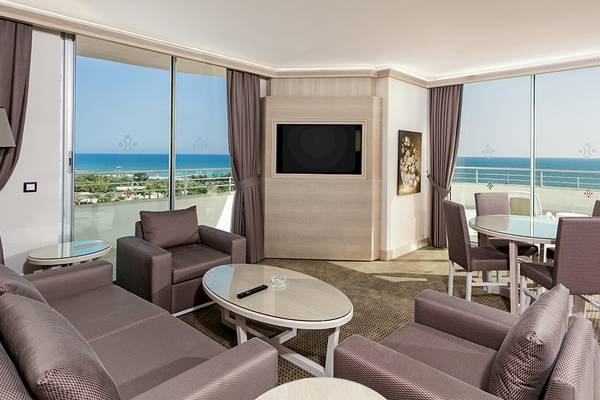 Luxuriöses Balkon-Zimmer im Miracle Resort mit Meerblick und moderner Einrichtung.