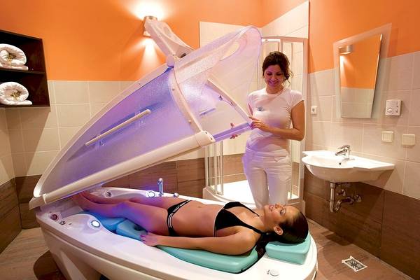 Frau im Miracle Resort geniesst eine Liege im Spa-Bereich.