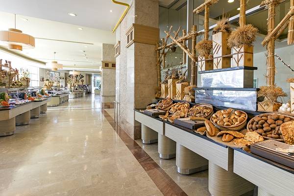 Frühstücksbuffet im Miracle Resort mit verschiedenen Brotsorten und Dekoration.