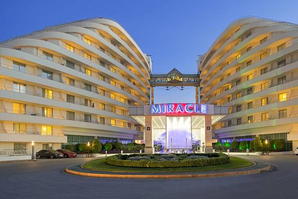 Haupteingang des Miracle Resorts mit rotem Neonschild