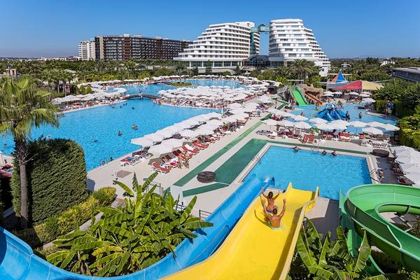 Ein großer Wasserpark im Miracle Resort mit Rutschen, Pools und Sonnenschirmen.