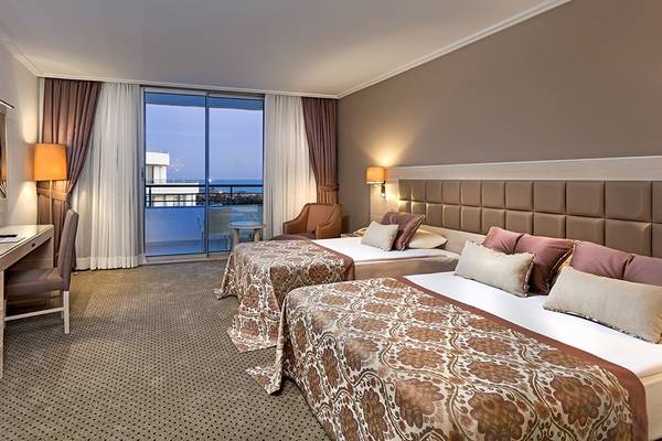 Zwei-Bett-Zimmer im Miracle Resort mit Aussicht auf den Balkon und das Meer.