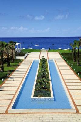 Außenbereich des Capovaticano Resort Thalasso Spa mit einem großen Brunnen.
