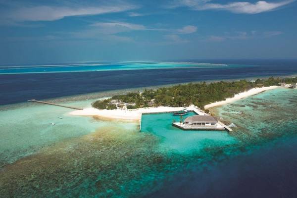 Außenansicht des OBLU NATURE Helengeli Hotels auf einer Insel mit blauem Wasser und weißen Stränden.