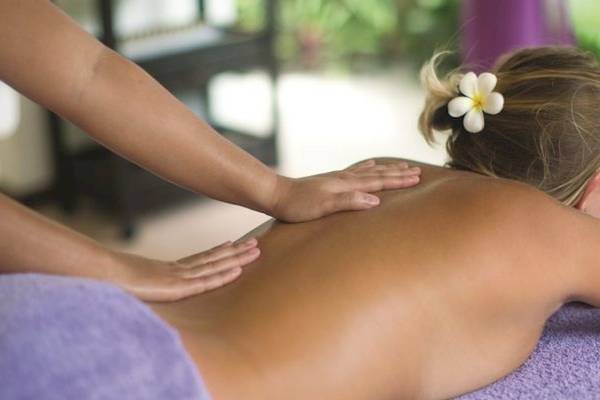 Eine Frau bekommt eine Rückenmassage im OBLU NATURE Helengeli Hotel.