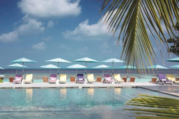Außenbereich des OBLU NATURE Helengeli Hotels mit Pool, Lounge-Stühlen und Sonnenschirmen.
