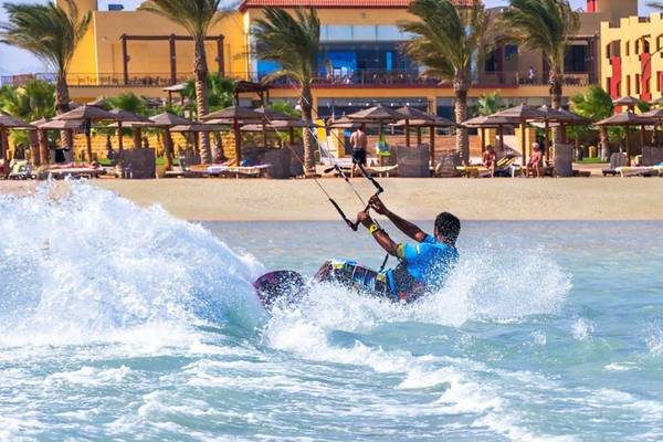 Ein Kitesurfer vor dem Casa Mare Resort auf der Insel Hurghada.