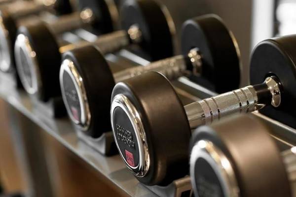 Reihe von schwarzen und silbernen Hanteln im Fitnessstudio des Casa Mare Resorts