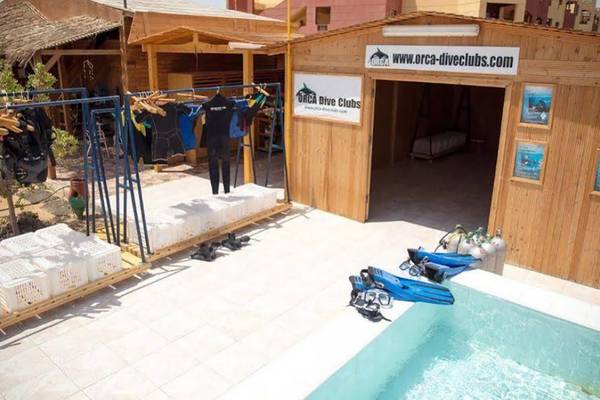 Außenbereich des Casa Mare Resorts mit Tauchausrüstung und Pool.