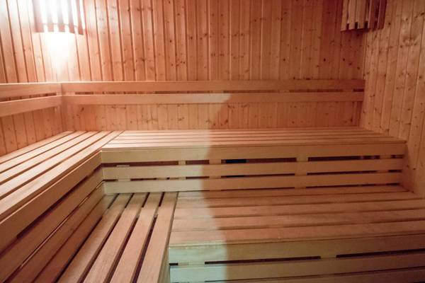 Innenbereich der Sauna im Casa Mare Resort mit Holzbänken und Beleuchtung