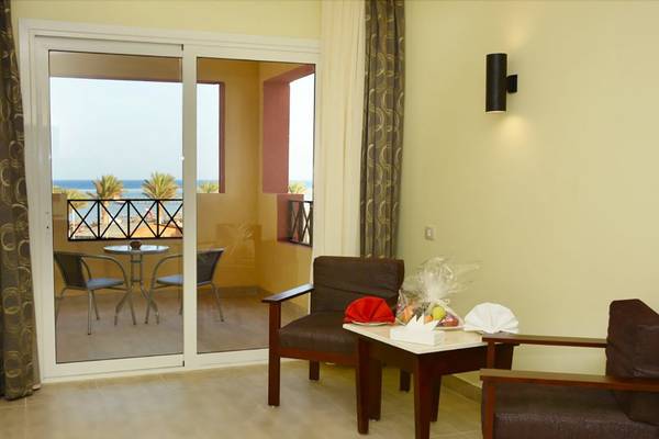 Innenansicht eines Zimmers im Casa Mare Resort mit Blick auf eine Terrasse und das Meer