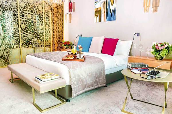 Luxus Hotelzimmer mit Bett, Tisch und Blumendekoration im Rixos Premium Dubai JBR