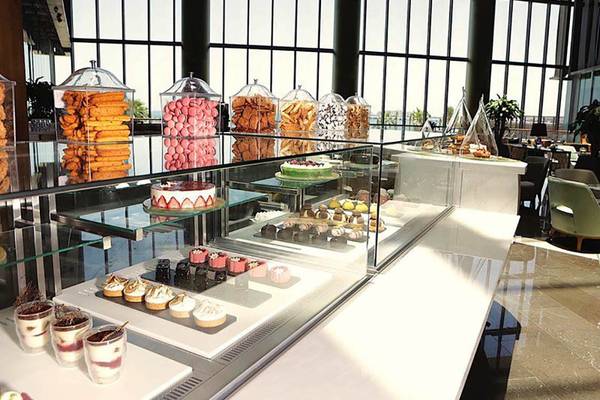 Buffet im Rixos Premium Dubai JBR mit einer Auswahl an Kuchen, Macarons und anderen Süßigkeiten.