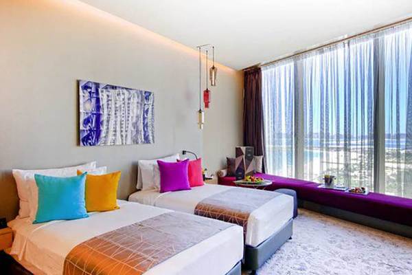 Zwei Betten in einem Zimmer des Rixos Premium Dubai JBR Hotel mit Meerblick.