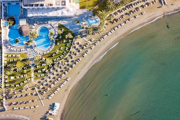 Luftaufnahme des Golden Bay Beach Hotel mit Swimmingpool und Strandliegen am Strand