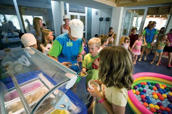 Familie genießt Eiscreme-Buffet im Club Dubrovnik Sunny Hotel by Valamar