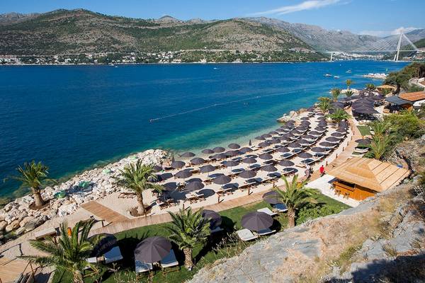 Strand mit vielen Liegen und Sonnenschirmen im Club Dubrovnik Sunny Hotel by Valamar