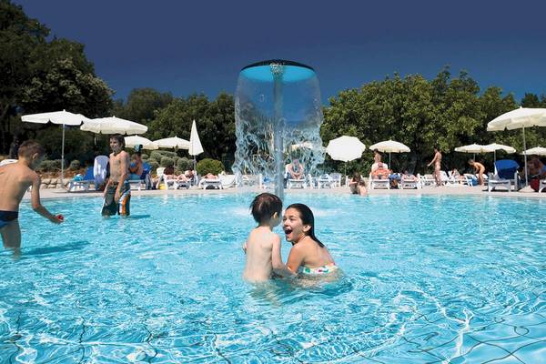 Kinder schwimmen im Pool im Club Dubrovnik Sunny Hotel