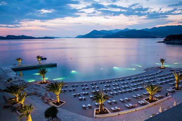Luftaufnahme des Club Dubrovnik Sunny Hotel by Valamar mit Pool und Sonnenliegen