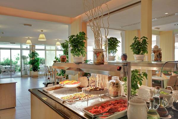 Buffet-Bereich des Club Dubrovnik Sunny Hotel mit verschiedenen Speisen und Pflanzen.