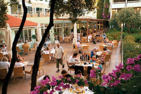 Gäste essen im Restaurant des Club Dubrovnik Sunny Hotel by Valamar