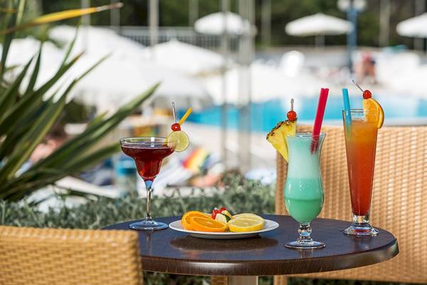 Cocktails auf einem Tisch am Pool des Club Dubrovnik Sunny Hotel by Valamar