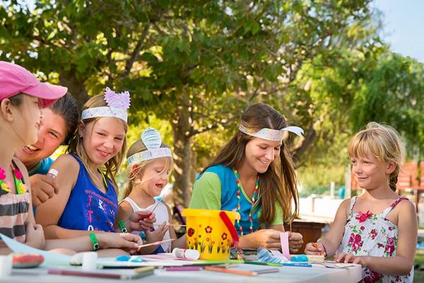 Gruppe von Kindern, die im Freien basteln, Club Dubrovnik Sunny Hotel by Valamar