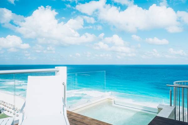 Balkon des Coral Level im Iberostar Selection Cancun mit Ausblick auf das Meer.