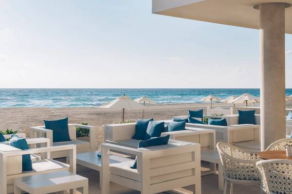 Terrasse des Coral Level at Iberostar Selection Cancun mit Blick auf den Strand