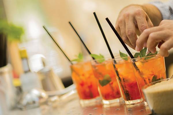 Cocktails werden in einem Hotelbar vom Barkeeper zubereitet