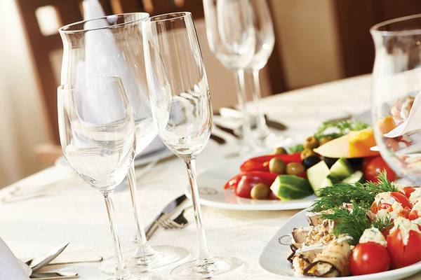 Buffet-Tisch im Kristall Family Resort & Spa mit verschiedenen Gerichten und Gläsern.